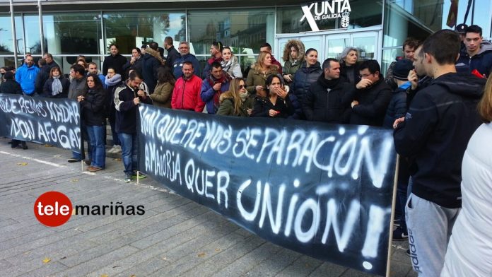 Los percebeiros de Baiona se manifiestan ante la Xunta en busca de una solución para el sector