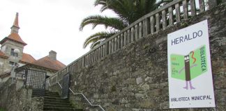 Heraldo preside la entrada de la biblioteca de A Guarda