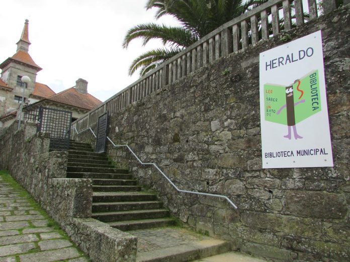 mural_heraldo Heraldo preside la entrada de la biblioteca de A Guarda