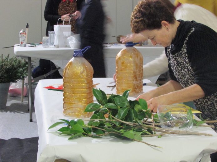 Vecinos y comerciantes de A Guarda crean sus propios adornos navideños