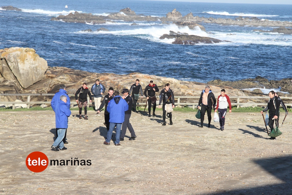 Gardacostas de Galicia requisa cerca de 50 kilos de percebe en Cabo Silleiro