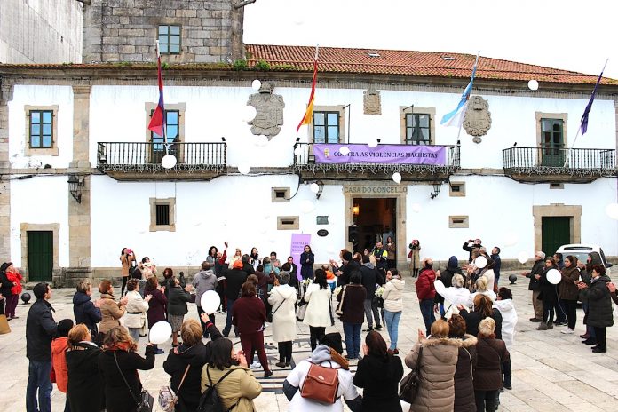 Baiona homenajea a las víctimas de violencia de género con la suelta de 40 globos blancos