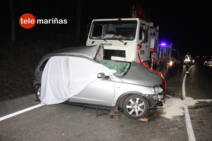 Una conductora de un turismo muere al chocar con un camión en O Porriño