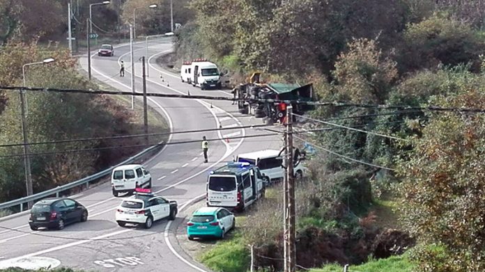 accidente_camion_trafico_embalse_zamans Vuelca un camión a la altura del embalse de Zamáns