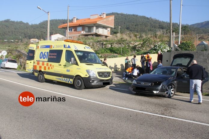 Un joven de Oia resulta herido tras salirse de la vía y chocar contra un muro en Viladesuso