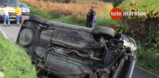 Un conductor ebrio vuelca con su coche tras golpear contra un muro de piedra en Mañufe