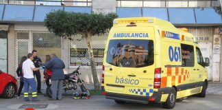 Dos heridos en el choque entre una moto y un coche en Baiona