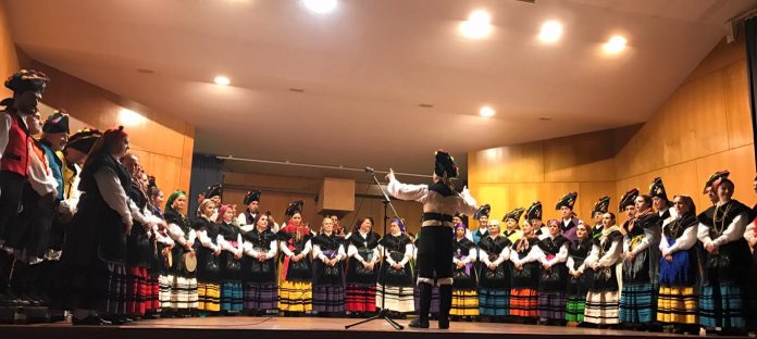Magnífica actuación del Coro Tradicional Cantares do Brión en el centro cultural de Vincios