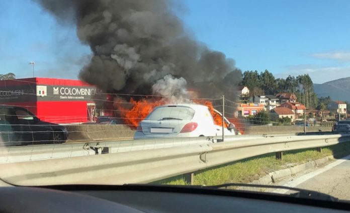 Arde un coche en la A-55 con 15.000 euros en el maletero