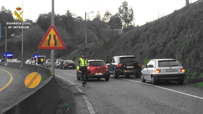 conductor-interceptado-trafico Tráfico intercepta a un camionero que circulaba ebrio, sin el permiso, y que además dio positivo en drogas
