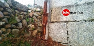 Vecinos de Oia temen la caída de un poste telefónico a la vía pública
