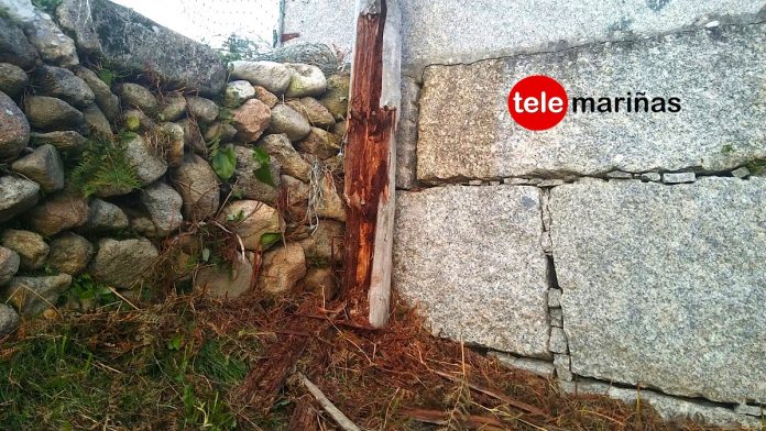 Vecinos de Oia temen la caída de un poste telefónico a la vía pública