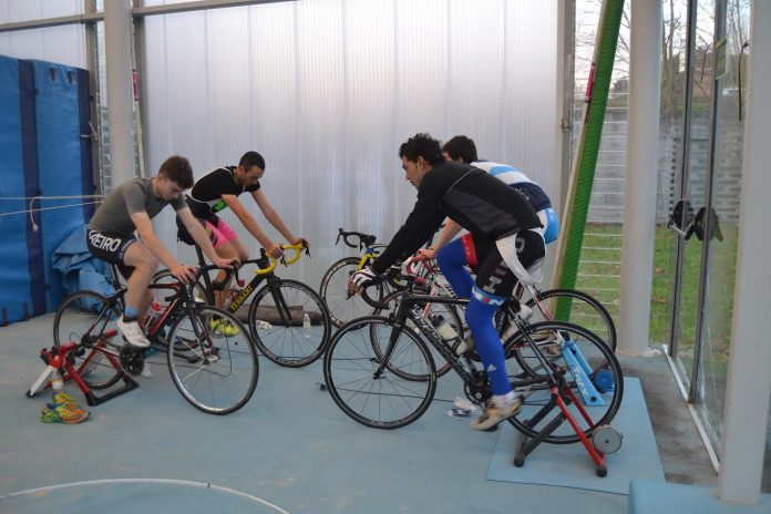 El Club Ciclista Rías Baixas de Nigrán empieza a rodar en el campus de la Universidad de Vigo