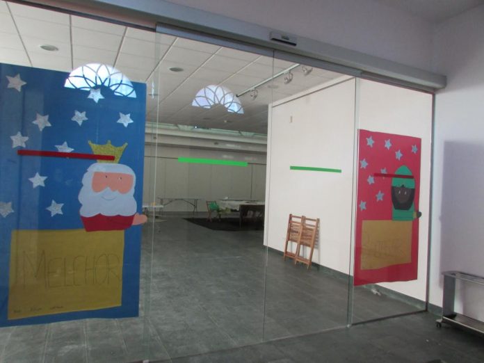 Los participantes del último taller infantil “Decora o teu Nadal” prepararon la recepción de los Reyes Magos en A Guarda