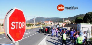 Un todocamino derriba y hiere a diez ciclistas al realizar un cambio de sentido indebido en Oia