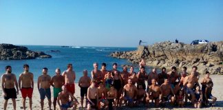 La 'Peña Cemento´ despide el 2016 con un chapuzón, desafiando las gélidas aguas de A Guarda