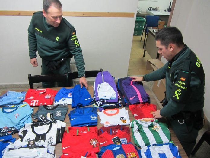 La Guardia Civil se incauta de una partida de ropa falsificada en un mercadillo ambulante