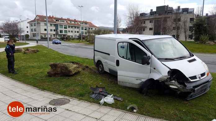 Un despiste al volante causa un accidente sin heridos en Baiona