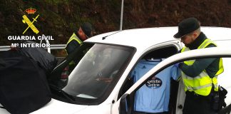 La Guardia Civil se ha incautado de algo más de medio centenar de camisetas de equipamientos deportivos y 25 bolsos, presuntamente falsificados, en un control de vehículos que se realizó en el peaje de Vilaboa. Los hechos sucedieron en el transcurso de un dispositivo preventivo de seguridad ciudadana integrado por efectivos de la Guardia Civil de la Compañía de Pontevedra y del Destacamento de Tráfico de Vilaboa, para controlar de forma aleatoria los vehículos que circulaban por la AP-9, sentido Tui. Sobre las 18:00 horas se interceptó en el control una furgoneta que transportaba 65 camisetas deportivas y 25 bolsos, con etiquetas aparentemente falsas de reconocidas marcas comerciales, supuestamente destinadas para la venta. Al comprobar los componentes del dispositivo que el conductor del vehículo, un ciudadano de nacionalidad senegalesa, residente en Vigo, carecía de la correspondiente factura de compra de las prendas, así como de la preceptiva autorización de las marcas registradas afectadas, se procedió a la incautación preventiva de todas las prendas, cuyo valor en el mercado supera los 7.000 €uros. Al mismo tiempo, se instruyeron diligencias por un presunto delito contra la propiedad industrial, que fueron entregadas en el Juzgado de Instrucción de guardia de Cangas.