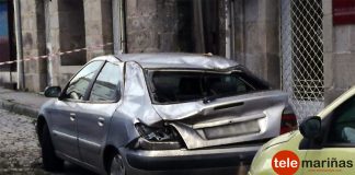 La caída de una rama afecta a varios coches y a una casa en el casco urbano de Gondomar