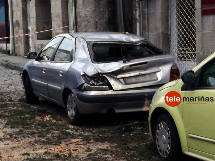 La caída de una rama afecta a varios coches y a una casa en el casco urbano de Gondomar