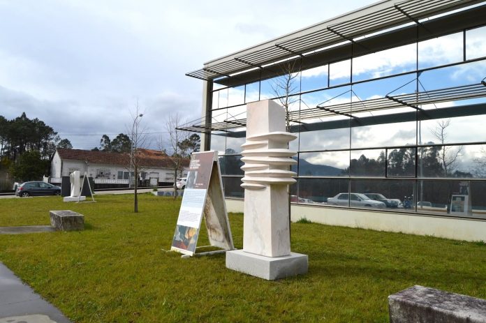 esculturas_centro_salud_tomino El centro de salud de Tomiño luce dos obras del II simposio internacional de escultura do Miño