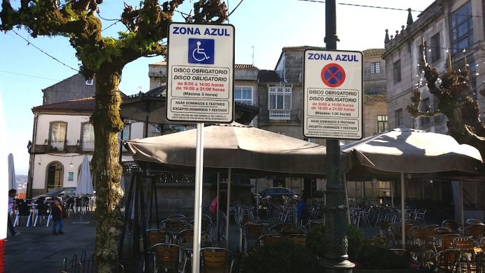 La zona azul de Tui cuenta con nueva señalización