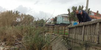 El fuerte oleaje destroza el paseo de madera en la playa de Prado