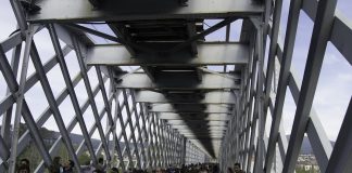 Niños de Tui y Valença conmemoran el 131 aniversario del viejo puente internacional con un abrazo