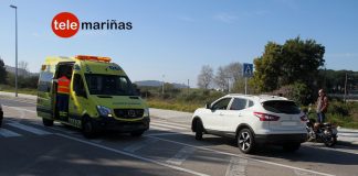 Dos heridos en una colisión por alcance entre una moto y un coche en Baiona