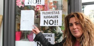 Empapela su negocio de Tomiño en protesta por la competencia desleal