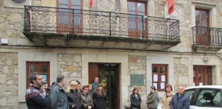 Este jueves, a las 12:00 horas, las autoridades y trabajadores del Concello de A Guarda guardaron un minuto de silencio junto a la Casa Consistorial, en la Plaza del Reló, en memoria de las víctimas del atentado que tuvo lugar este miércoles en la ciudad de Londres. Ayer por la tarde se conocía el terrible suceso, el atentado que un terrorista causó en la capital inglesas y que las fuerzas de seguridad lo relacionan con el ISIS. Hasta ahora las autoridades del país comunican que hay 4 víctimas mortales y 29 heridos de distinta gravedad, como consecuencia de la acción del atacante que atropelló a varias personas y atacó a un policía junto al Parlamento británico. El Concello de A Guarda quiere mostrar con este gesto su solidaridad con el pueblo británico, con las víctimas del terrorismo en todo el mundo y acercar sus condolencias a las víctimas y familiares de las víctimas en estos duros momentos.
