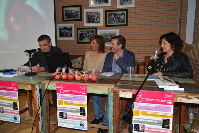 Numeroso público en Tomiño na presentación do libro “Un cesto de mazás”