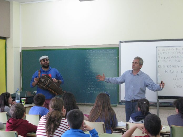 Los colegios de Nigrán acogen un obradoiro de regueifas