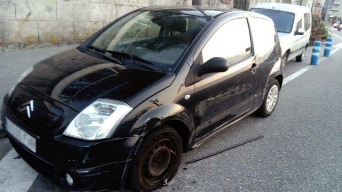 Buscan a una conductora que se dio a la fuga después de chocar contra tres vehículos estacionados en Baiona