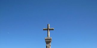 El Cruceiro de San Telmo ya luce de nuevo sobre el puente romano de A Ramallosa