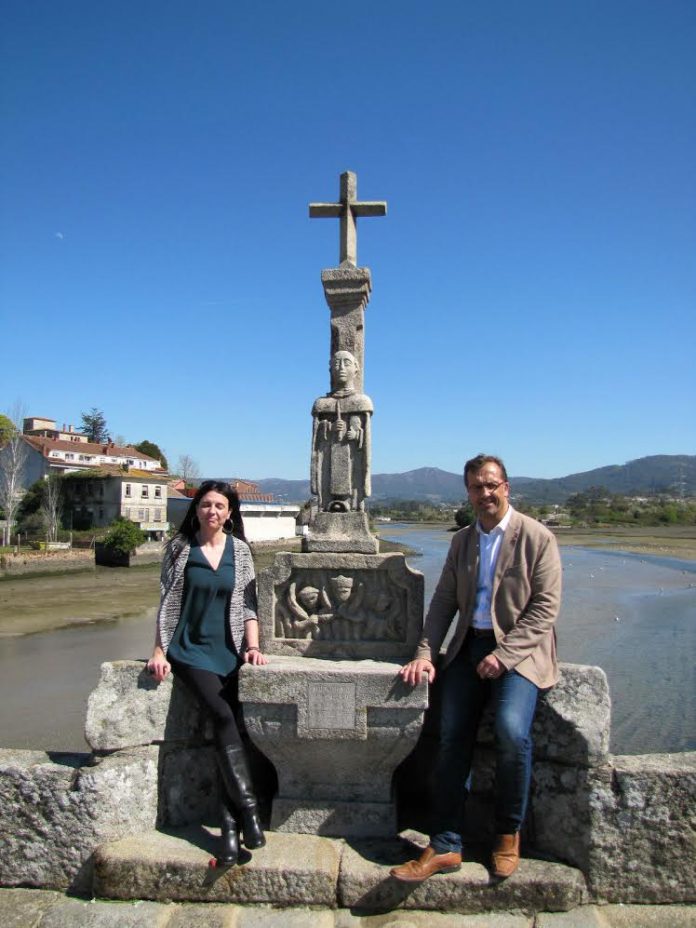 El Cruceiro de San Telmo ya luce de nuevo sobre el puente romano de A Ramallosa