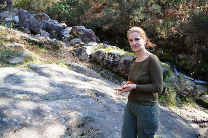 elisa_barco_petroglifo_pedornes