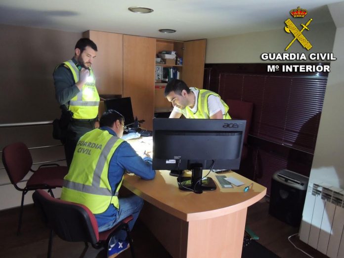 La Guardia Civil detiene por un delito de estafa a un empresario de Lalín
