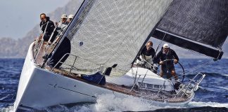 De Vigo a Baiona a toda vela con el Trofeo Comunica