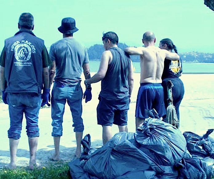 Pacientes del centro Alborada limpiaron la playa Ladeira