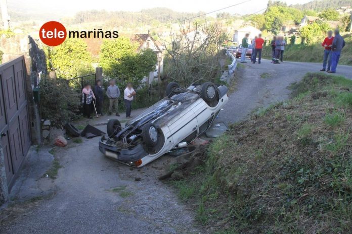 Un octogenario queda atrapado tras volcar el turismo que conducía en Gondomar