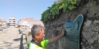 Baiona recupera tres placas de bronce guardas en un almacén
