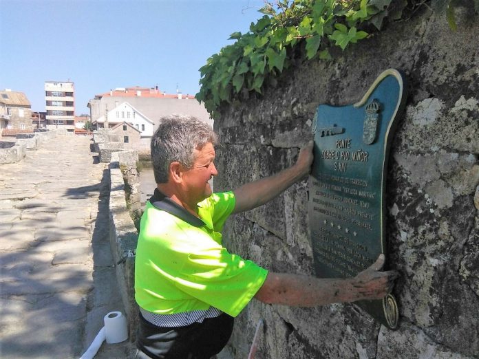Baiona recupera tres placas de bronce guardas en un almacén