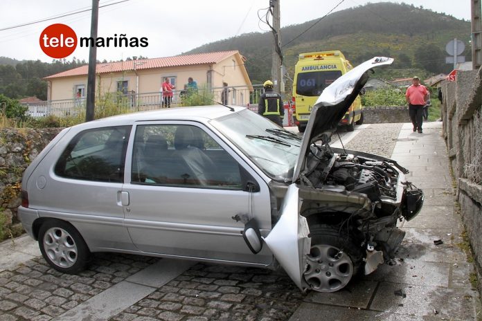 accidente_panaderia_oia Una joven herida tras chocar con su turismo contra una farola y un muro de piedra en Oia