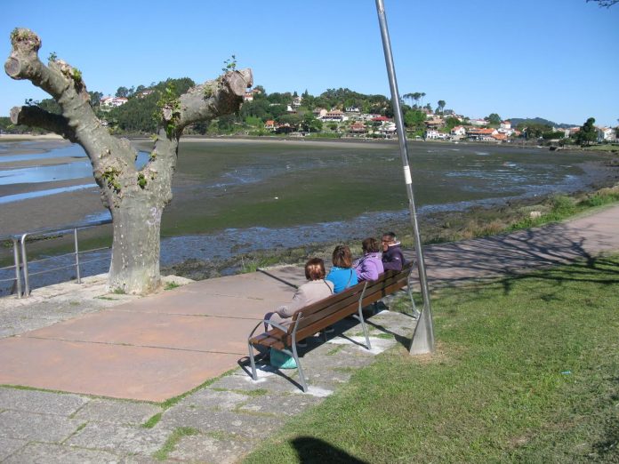 Nigrán instala nuevos bancos entre A Ramallosa y Panxón