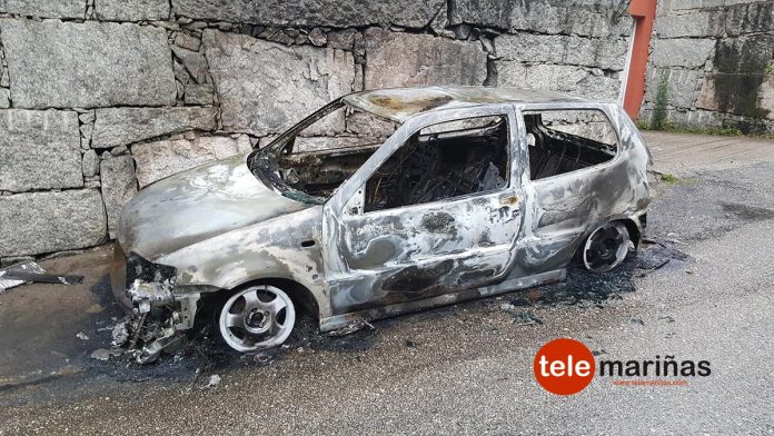 Arde un coche a causa de un rayo en Gondomar