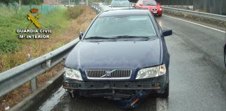 La Guardia Civil intercepta a un conductor en Pontevedra incorporándose a la AP-9 con las ruedas del vehículo pinchadas
