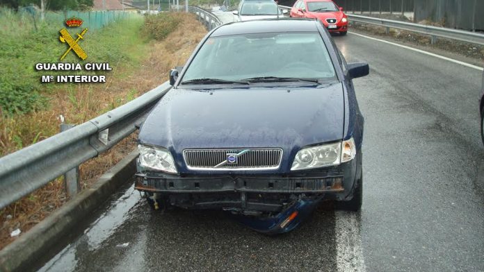 coche-interceptado-guardia-civil-con-ruedas-pinchadas-ap9 La Guardia Civil intercepta a un conductor en Pontevedra incorporándose a la AP-9 con las ruedas del vehículo pinchadas