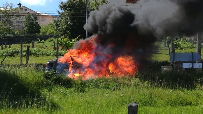 El incendio de un vehículo calcina el tendido eléctrico en Mos